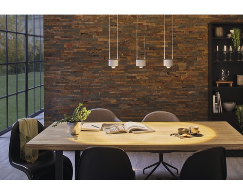 Table de salle à manger avec suspensions au-dessus de la table dans une salle à manger