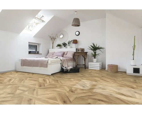 Chambre avec fenêtre de toit, lit et plancher en bois à chevrons