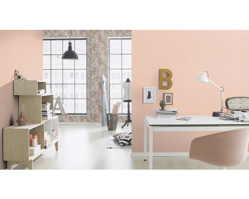 Helles Zimmer mit gemusterter Tapete, Schreibtisch und Regal für eine moderne Wohnraumgestaltung.