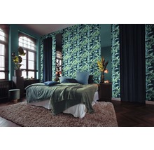 Schlafzimmer mit Bett, Nachttisch, Tapete mit Pflanzenmuster und Teppich