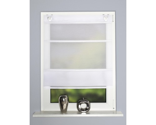 Fenêtre avec store plissé blanc et décoration