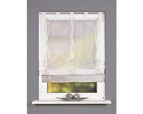 Fenêtre avec store bateau semi-transparent et décoration