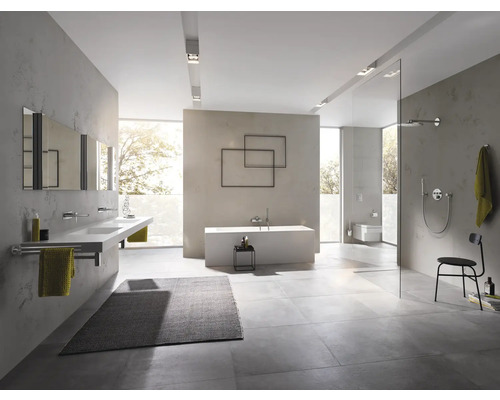 Salle de bain moderne avec lavabo, baignoire, douche et toilettes.