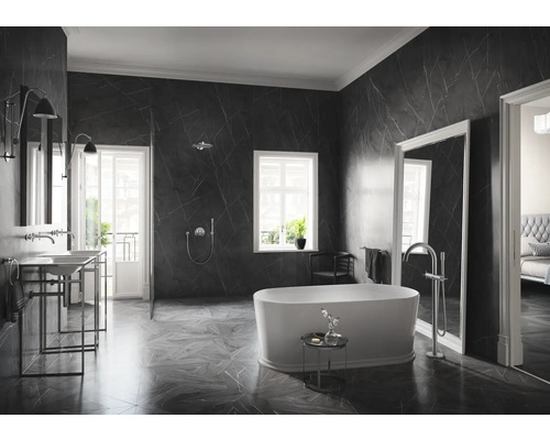 Salle de bains avec baignoire îlot, lavabos et carrelage en marbre