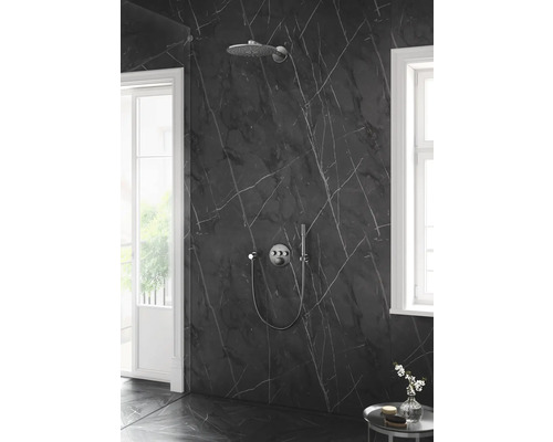 Robinet de douche dans une salle de bains avec mur en marbre