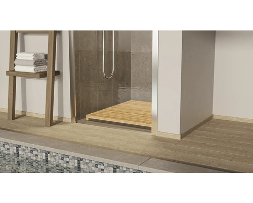 Salle de bain avec douche, caillebotis en bois et échelle porte-serviettes