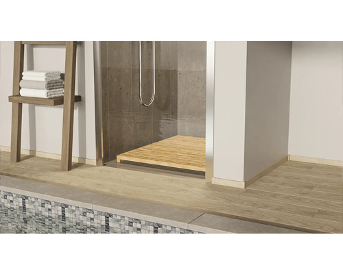 Scène de salle de bains avec douche, caillebotis en bois, porte-serviettes avec serviettes et carrelage