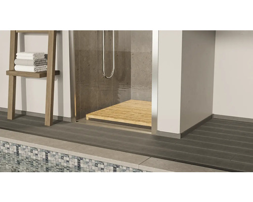 Salle de bain avec douche, caillebotis en bois et échelle à serviettes