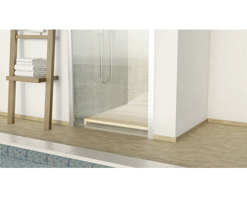 Salle de bain lumineuse avec douche, caillebotis en bois et échelle à serviettes