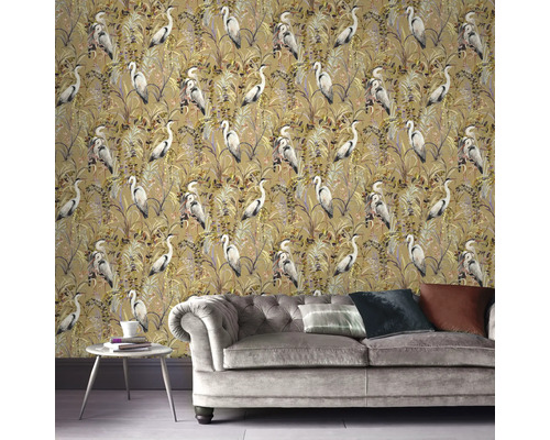 Salon avec canapé gris et papier peint à motif héron