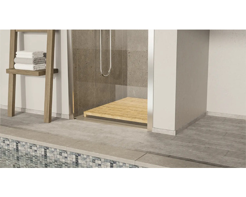 Salle de bains avec douche, échelle à serviettes et carrelage