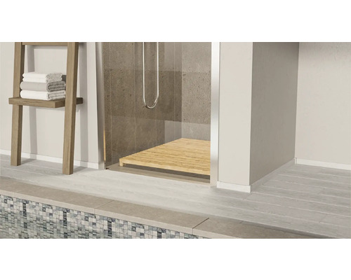 Salle de bains moderne avec douche, caillebotis en bois et échelle à serviettes.