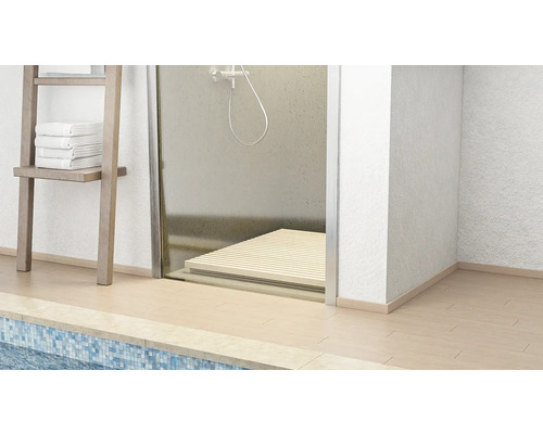 Salle de bains avec douche, étagère en bois avec serviettes et carrelage