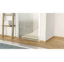 Badezimmer mit Dusche, Handtuchhalter und Holzboden