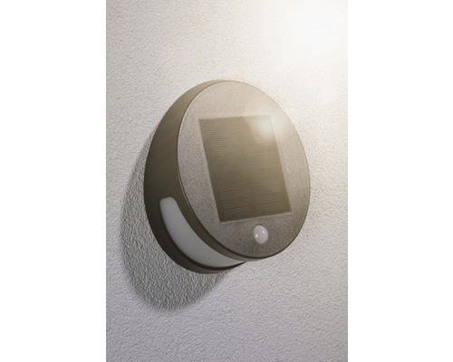 Runde Solar Wandleuchte mit Bewegungsmelder an einer Wand