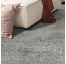 Vue détaillée d''un tapis gris avec canapé et coussins