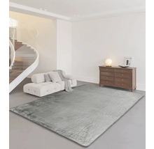 Séjour avec tapis gris clair, canapé, escalier et commode