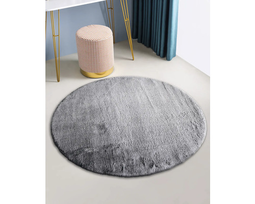 Grauer runder Teppich im Raum