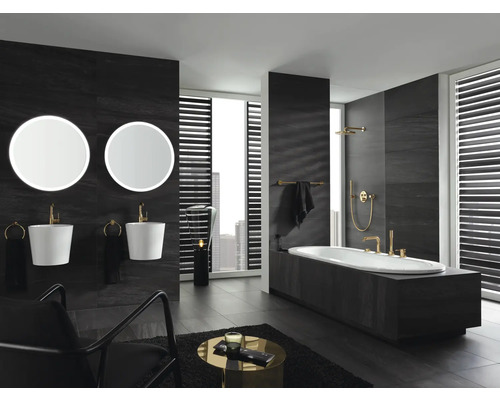 Salle de bain avec deux lavabos, deux miroirs, baignoire et robinetterie