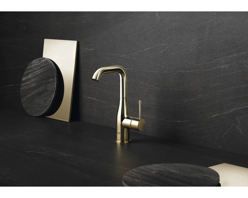 Robinet de cuisine doré sur fond sombre