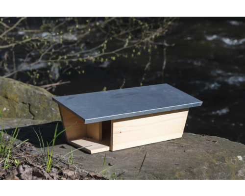 Fledermauskasten aus Holz mit Metalldach