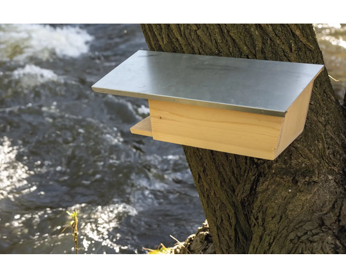 Holz-Fledermauskasten mit Metalldach am Baumstamm