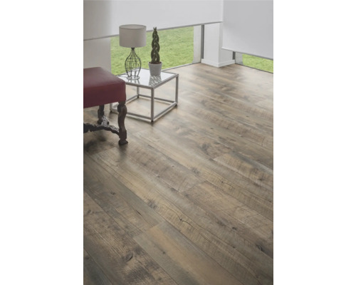 Stratifié posé dans une pièce lumineuse avec un tabouret, une table et un store enrouleur