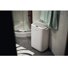 Raumentfeuchter im Badezimmer mit Dusche und Handtuch