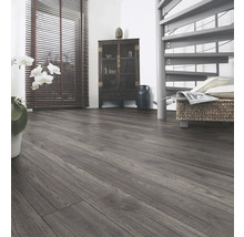 Intérieur avec sol stratifié, commode et escalier en colimaçon