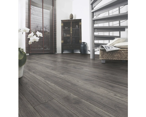 Intérieur avec sol stratifié, commode et escalier en colimaçon