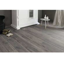 Intérieur avec sol stratifié imitation bois, commode, table et décoration