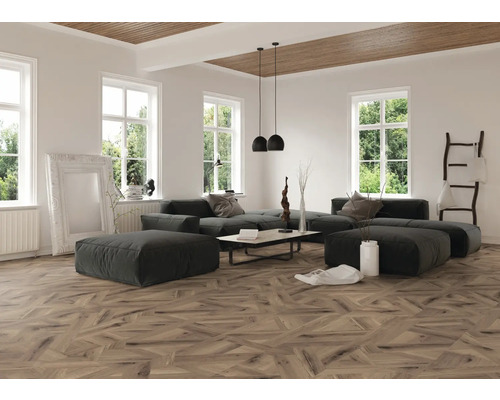 Salon lumineux avec canapé, fenêtres et parquet