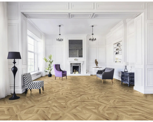 Pièce lumineuse avec parquet à chevrons, fauteuils, canapé et cheminée