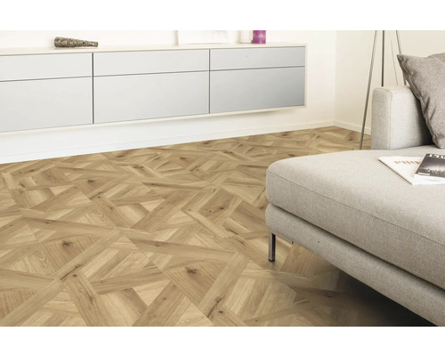Salon avec parquet brun clair à motifs géométriques, canapé clair et meubles hauts blancs