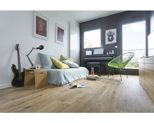 Salon avec canapé, piano et sol stratifié.