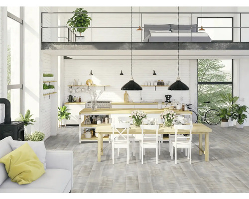 Heller Wohnraum mit Küche, Essbereich, Sofa und Schlafbereich auf einer Galerie.