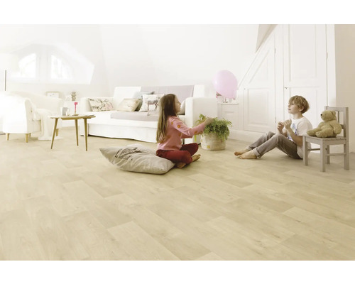 Salon lumineux avec des enfants sur un sol stratifié