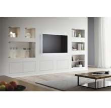 Wohnzimmer mit moderner Wohnwand inklusive Fernseher, Regalen und Vitrine