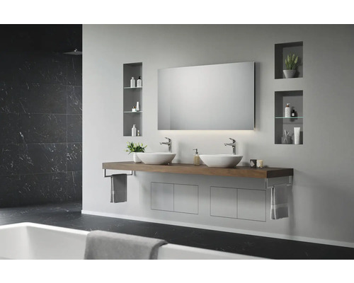 Salle de bain moderne avec double vasque, miroir et compartiments de rangement