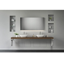 Modernes Badezimmer mit Doppelwaschbecken, großem Spiegel mit Beleuchtung und Nischenregalen.