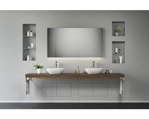 Salle de bains moderne avec double vasque, grand miroir avec éclairage et étagères murales.