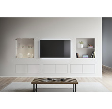 Wohnzimmer mit TV-Wand, Regalen und Holztisch