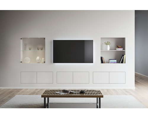 Salon avec mur TV, étagères et table en bois