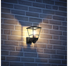 Aussenwandleuchte mit Bewegungsmelder an einer Ziegelwand