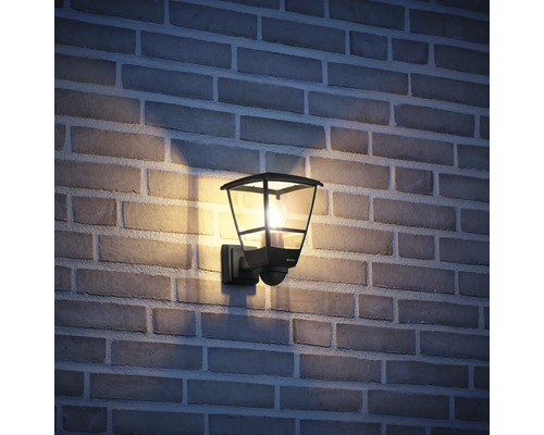 Aussenwandleuchte mit Bewegungsmelder an einer Ziegelwand