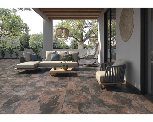 Terrasse avec carrelage au sol, mobilier de salon et suspension