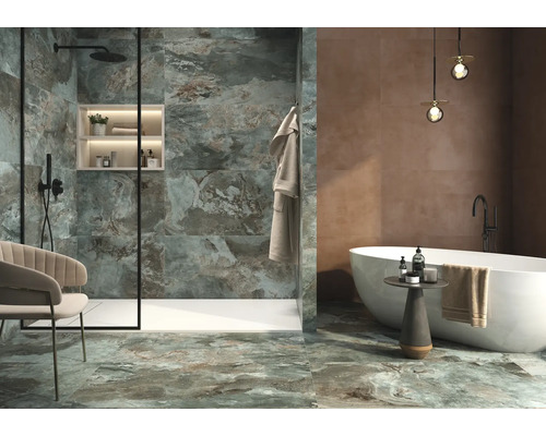 Salle de bains moderne avec douche, baignoire et carrelage mural aspect pierre