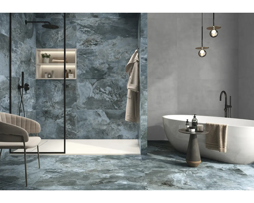 Badezimmer mit Dusche, Badewanne und Fliesen in Steinoptik