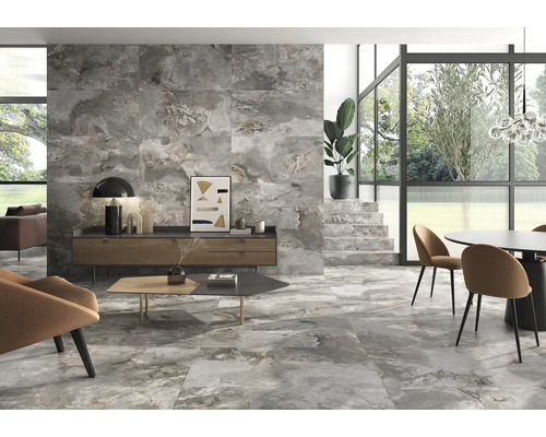 Wohnzimmer mit Fliesen in Steinoptik an Wand und Boden, ausgestattet mit Möbeln