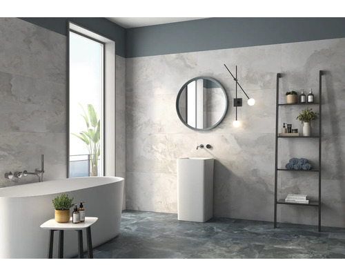 Badezimmer mit Badewanne, Waschbecken, Spiegel, Leiterregal und Fliesen